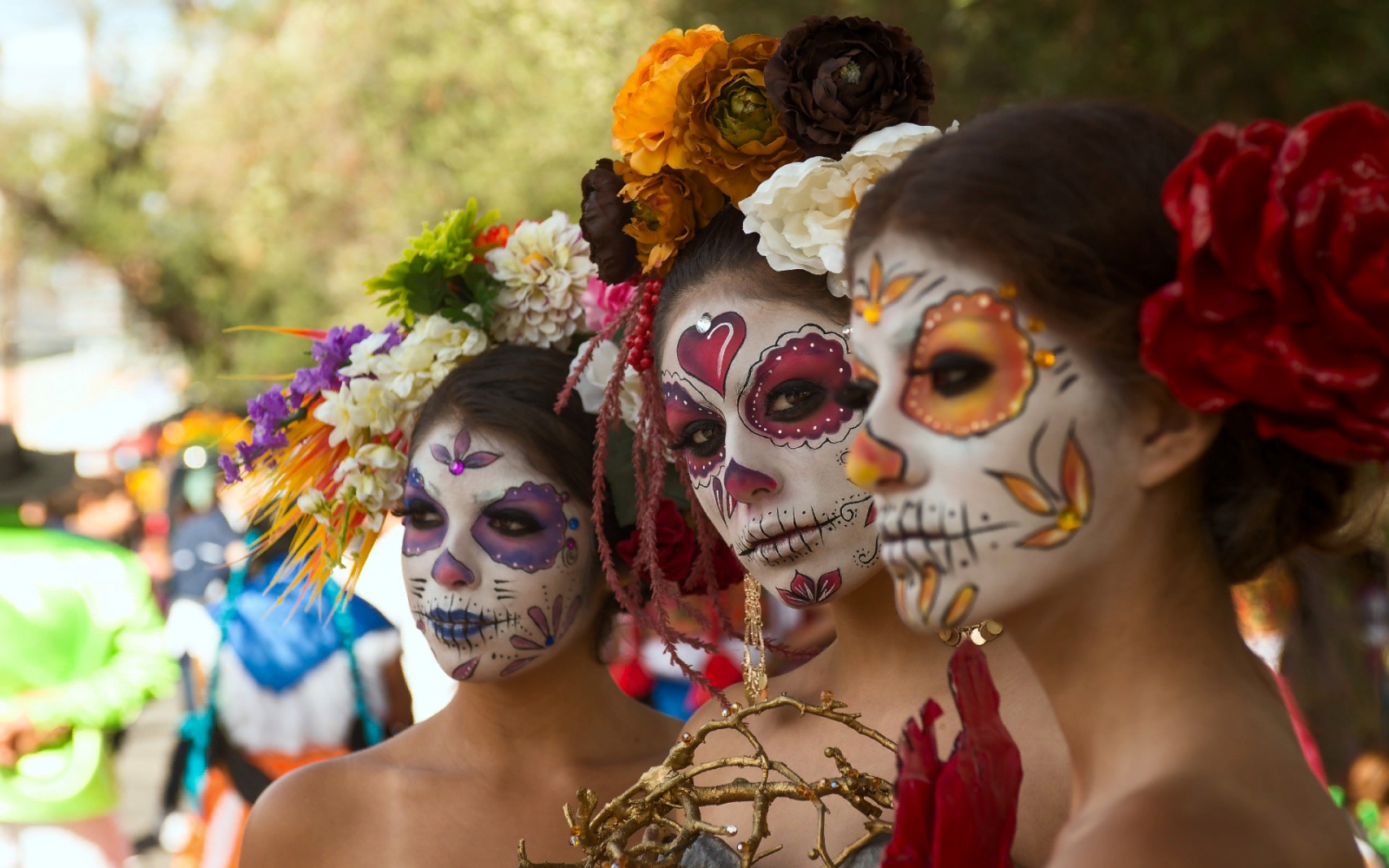 Яркий карнавал Santa Muerte