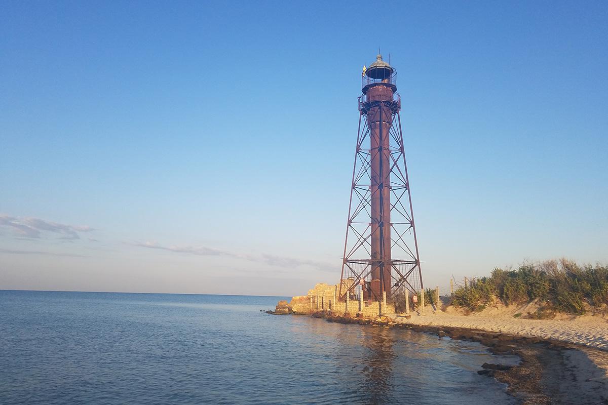 На острові Джарилгач є покинутий маяк, якому понад 100 років