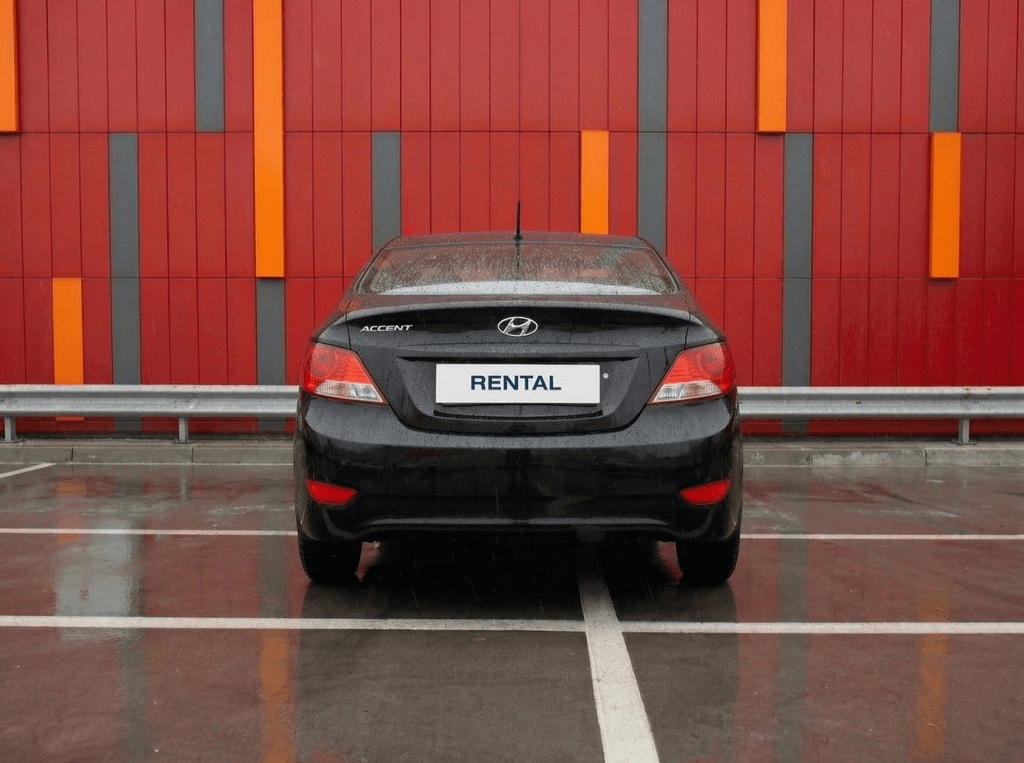 Экономичный Hyundai Accent автомобиль в аренду, вид сзади
