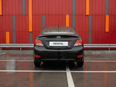 Экономичный Hyundai Accent автомобиль в аренду, вид сзади