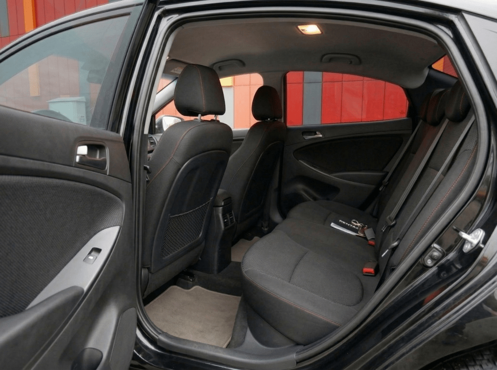 Hyundai Accent автомобиль для аренды по городу, салон