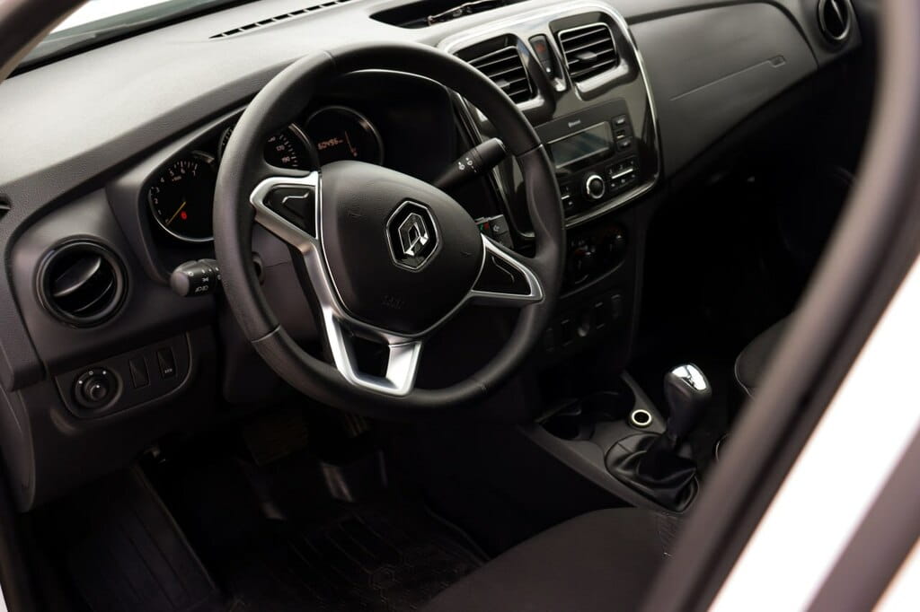 Панель приборов Renault Logan, простой и удобный интерьер авто