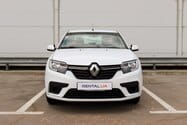 Renault Logan автомобиль для посуточной аренды, вид спереди