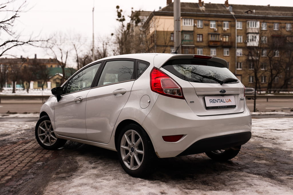 Ford Fiesta арендный автомобиль, вид сзади