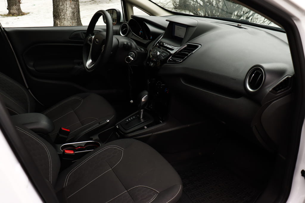 Панель приборов Ford Fiesta, современный интерьер арендного авто