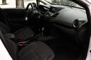 Панель приборов Ford Fiesta, современный интерьер арендного авто