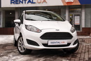 Ford Fiesta автомобиль для аренды, вид спереди