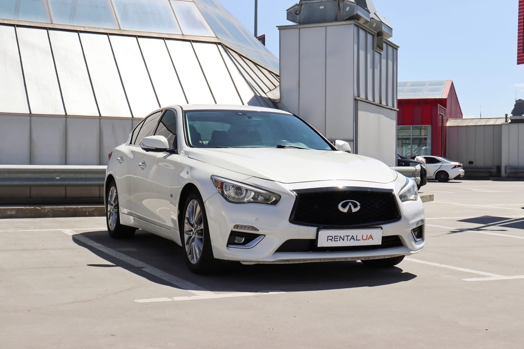 Взять в аренду Infiniti Q50
