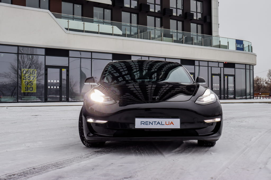 Взять а аренду Tesla Model 3