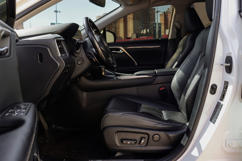 Аренда машины Lexus RX 300