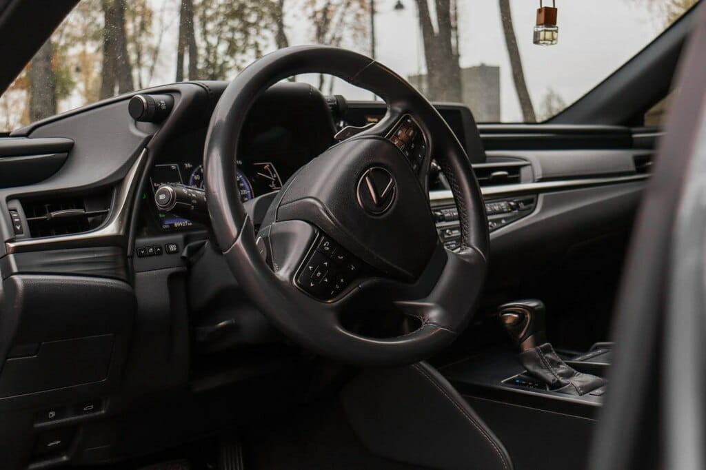 Аренда машины Lexus ES Hybrid