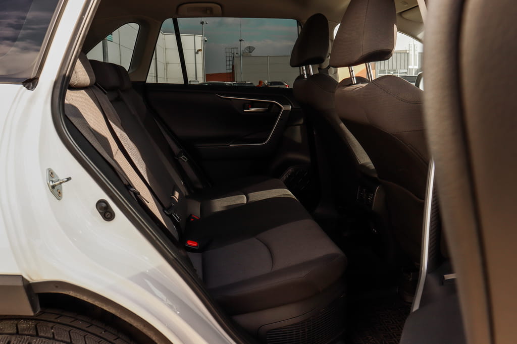 Аренда машины Toyota RAV4 HYBRID