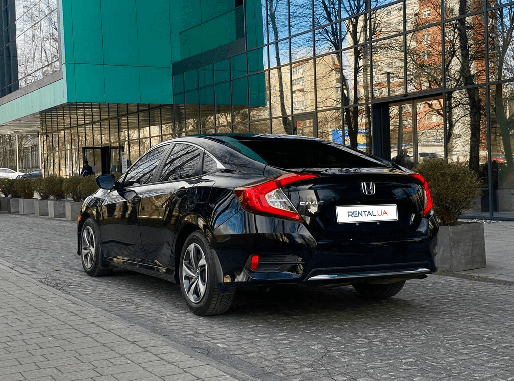 Honda Civic - один из самых популярный автомобилей для аренды по городу
