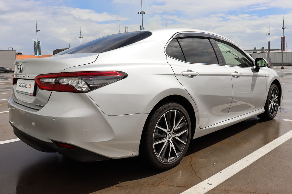 Посуточная аренда Toyota Camry HYBRID (XV70)