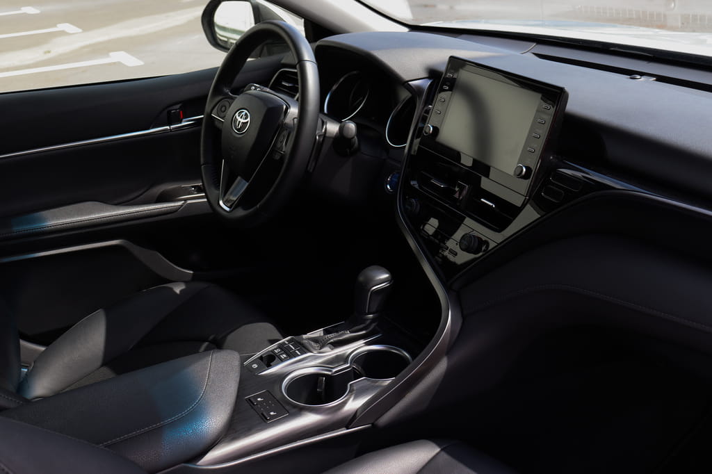 Toyota Camry HYBRID (XV70) на прокат