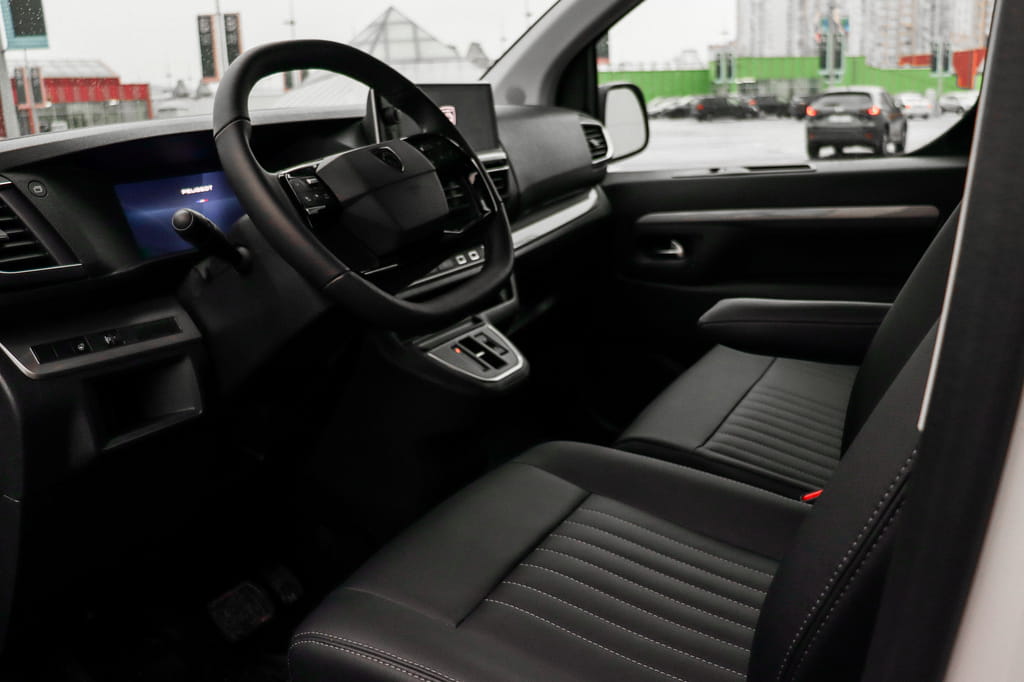 Посуточная аренда Peugeot Expert Traveller new