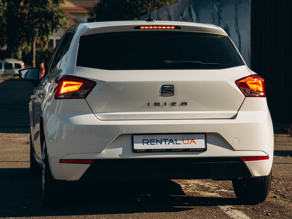 Компактная Seat Ibiza для аренды по городу